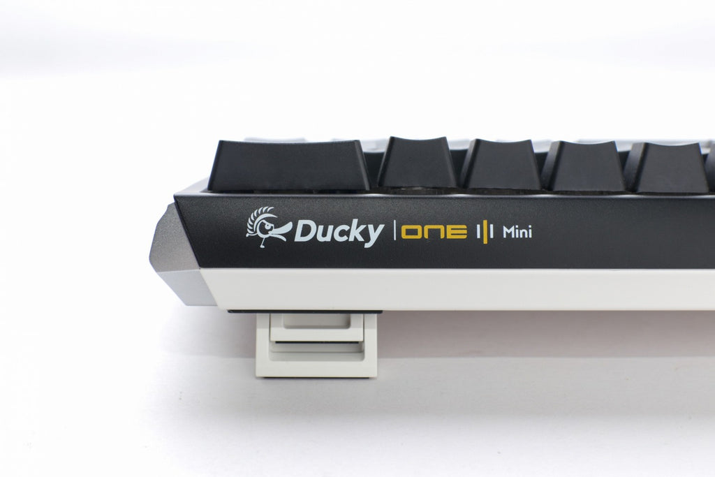 Teclado Mecánico Ducky One 3 Mini teclas negras interruptor marrón inglés PBT doble disparo sin costuras Negro y Blanco - foto 3